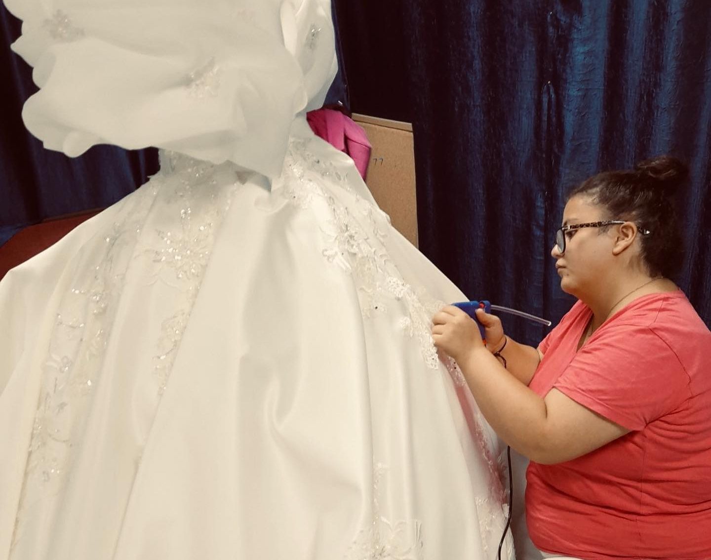 Frau näht an einem Brautkleid