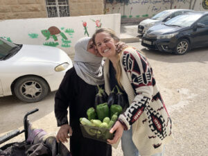 Frau in Jordanien freut sich mit Mitarbeiterin über ein Essenspaket